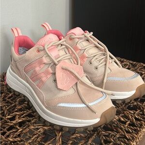 Clark’s leisure sneakers